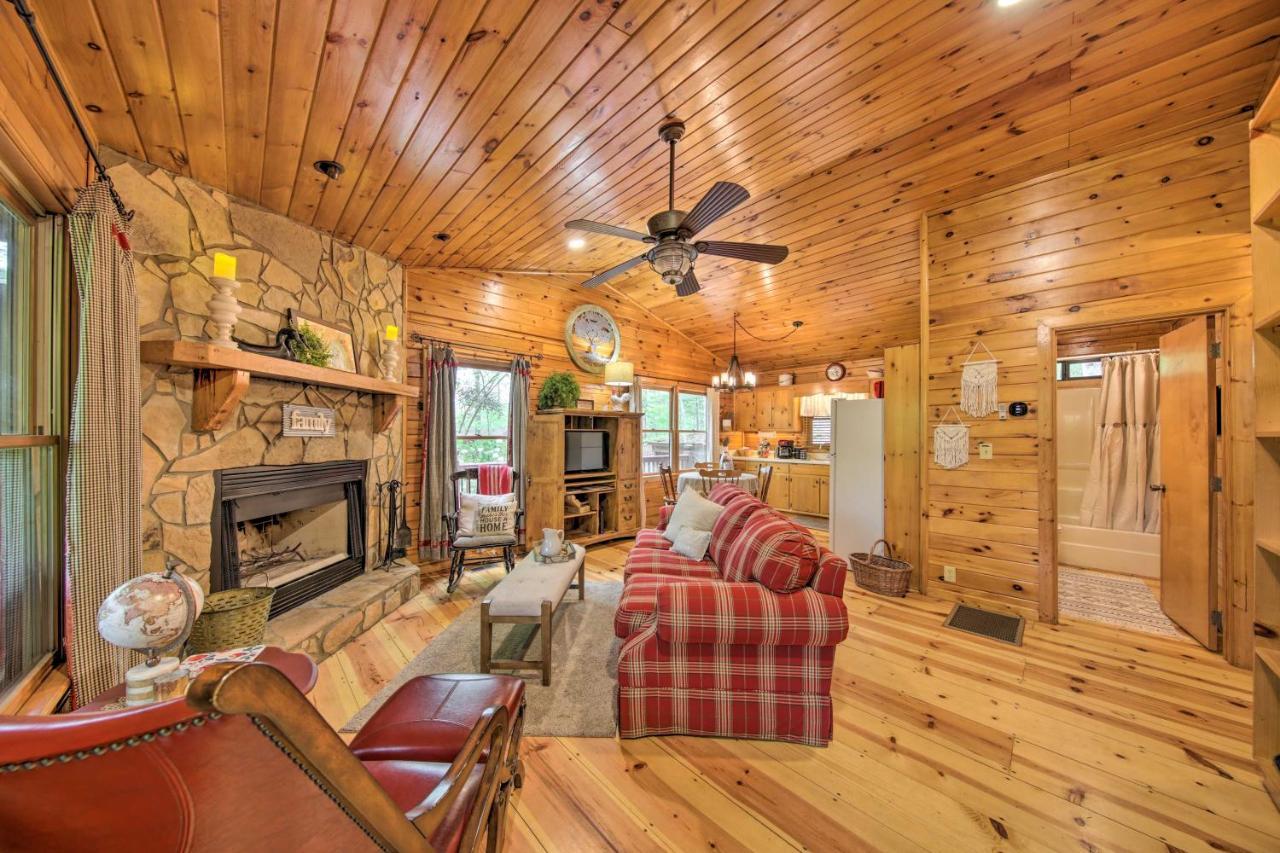 Peaceful Blue Ridge Cabin With Decks And Fire Pit Bagian luar foto