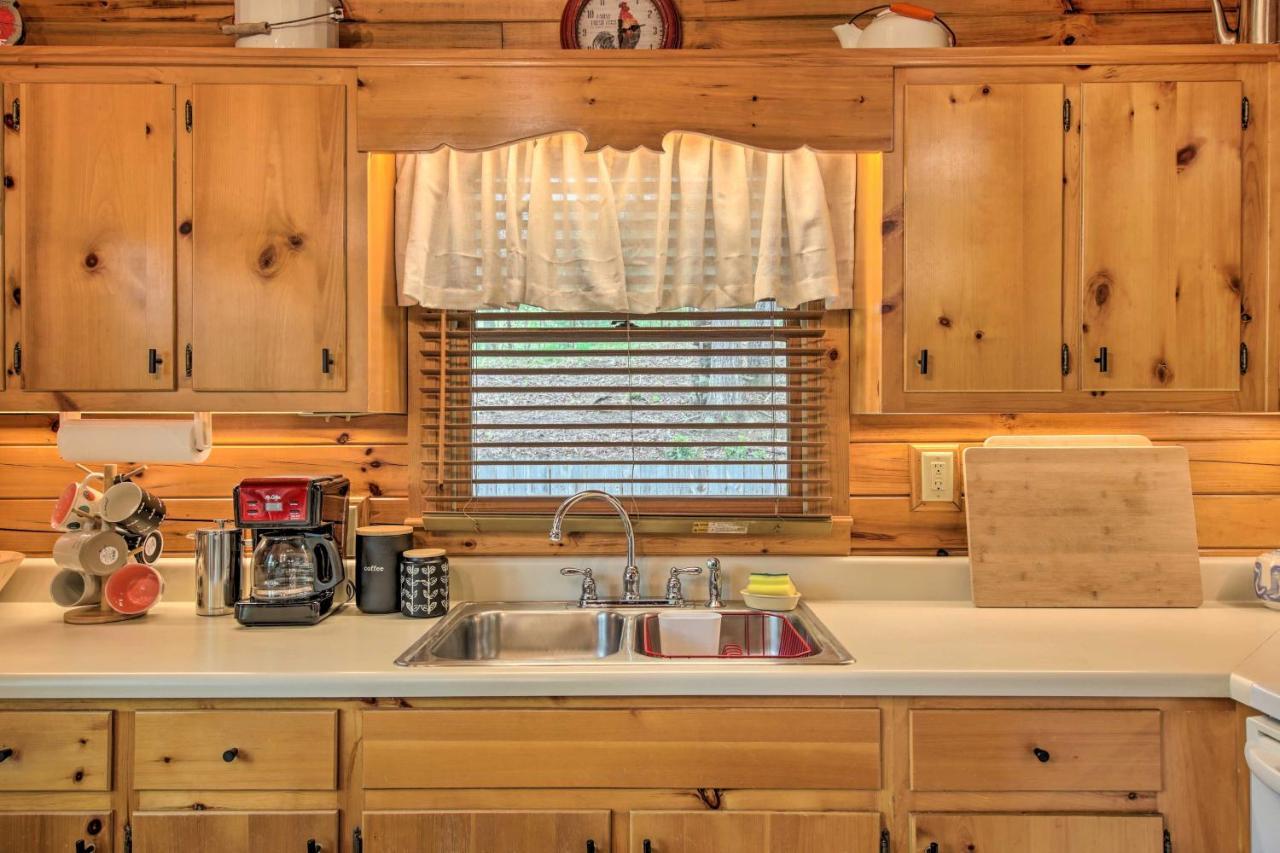 Peaceful Blue Ridge Cabin With Decks And Fire Pit Bagian luar foto